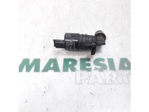 Używane Pompa spryskiwacza przód Citroen C5 III Berline (RD) 2.0 HDiF 16V Cena € 10,00 Procedura marży oferowane przez Maresia Parts