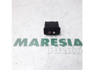 Używane Zlacze AUX/USB Renault Kangoo Express (FW) 1.5 dCi 75 Cena € 30,25 Z VAT oferowane przez Maresia Parts