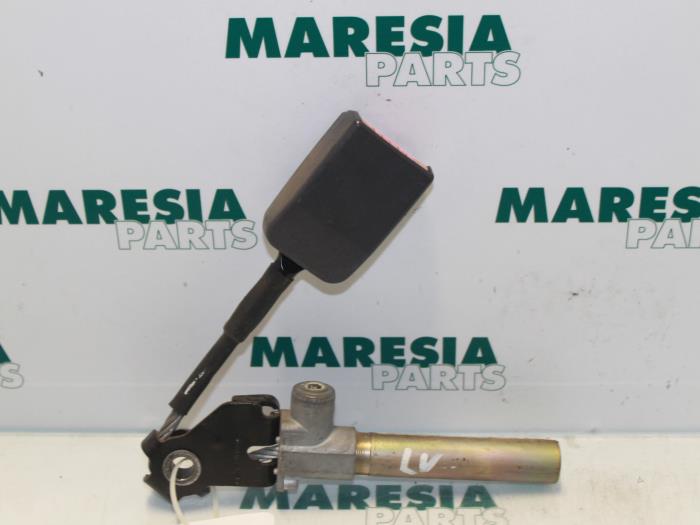 Begagnade Bältessträckare, vänster Renault Espace (JE) 3.0i V6 RXT Pris € 35,00 Marginaltabell erbjuds av Maresia Parts