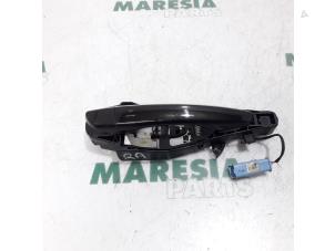 Używane Uchwyt drzwi prawych tylnych wersja 4-drzwiowa Peugeot 508 (8D) 2.0 Hybrid4 16V Cena € 40,00 Procedura marży oferowane przez Maresia Parts