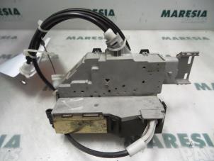 Używane Mechanizm blokady drzwi prawych tylnych wersja 4-drzwiowa Peugeot 407 SW (6E) 2.0 HDiF 16V Cena € 25,00 Procedura marży oferowane przez Maresia Parts