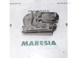 Usagé Couvercle de distribution Renault Espace Prix € 20,00 Règlement à la marge proposé par Maresia Parts