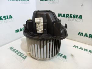 Usagé Moteur de ventilation chauffage Fiat Stilo (192A/B) 1.9 JTD 80 Prix € 25,00 Règlement à la marge proposé par Maresia Parts