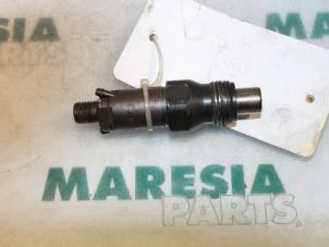 Usagé Injecteur (diesel) Renault Kangoo (KC) 1.9 D 65 Prix € 50,00 Règlement à la marge proposé par Maresia Parts