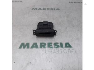 Used Card reader (lock) Renault Koleos I 2.0 dCi 16V Price € 35,00 Margin scheme offered by Maresia Parts