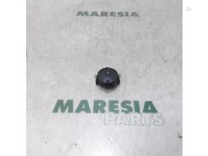 Używane Czujnik deszczu Renault Koleos I 2.0 dCi 16V Cena € 50,00 Procedura marży oferowane przez Maresia Parts