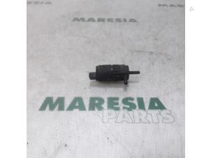 Gebrauchte Scheibensprüherpumpe vorne Fiat Tipo (356S) 1.4 16V Preis € 25,00 Margenregelung angeboten von Maresia Parts