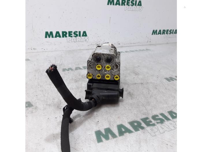 Usagé Bloc ABS Alfa Romeo 159 (939AX) 1.9 JTS 16V Prix € 99,99 Règlement à la marge proposé par Maresia Parts