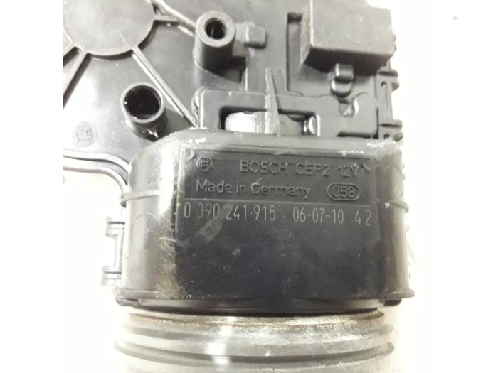 Front wiper motor from a Alfa Romeo 159 (939AX) 1.9 JTS 16V 2006