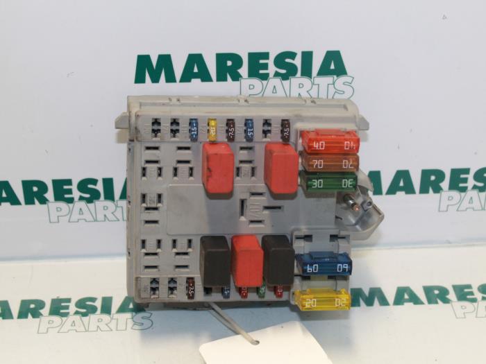 Fuse box from a Fiat Punto II (188) 1.2 60 S 3-Drs. 2002