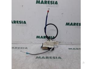 Used Door lock mechanism 2-door, right Peugeot 407 (6C/J) 2.7 HDi V6 24V Price € 50,00 Margin scheme offered by Maresia Parts