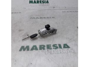 Used Ignition lock + key Peugeot 407 (6C/J) 2.7 HDi V6 24V Price € 60,00 Margin scheme offered by Maresia Parts