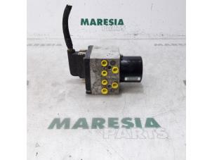 Używane Pompa ABS Peugeot 407 (6C/J) 2.7 HDi V6 24V Cena € 131,25 Procedura marży oferowane przez Maresia Parts