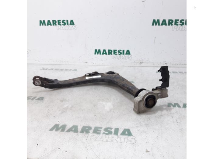 Front lower wishbone, left from a Peugeot 407 (6C/J) 2.7 HDi V6 24V 2007