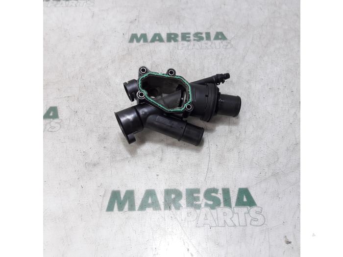 Thermostat housing from a Citroën C5 III Tourer (RW) 2.0 HDiF 16V 2014