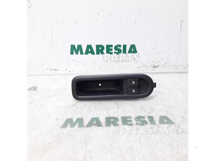 Usados Interruptor combinado de ventanillas Renault Twingo II (CN) 1.2 Precio € 25,00 Norma de margen ofrecido por Maresia Parts