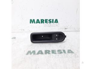 Używane Przelacznik combi okienny Renault Twingo II (CN) 1.2 Cena € 25,00 Procedura marży oferowane przez Maresia Parts