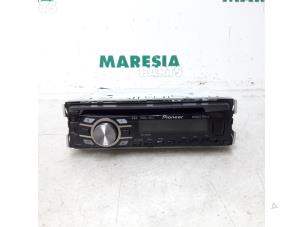 Usados Reproductor de radio y CD (varios) Renault Twingo II (CN) 1.2 Precio € 25,00 Norma de margen ofrecido por Maresia Parts
