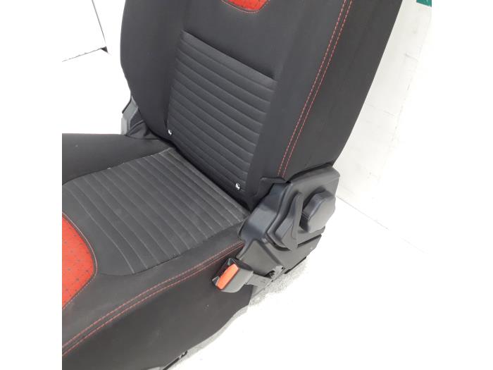 Seat, right from a Renault Clio IV Estate/Grandtour (7R) 0.9 Energy TCE 90 12V 2013