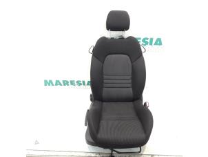 Używane Fotel prawy Peugeot 407 (6C/J) 2.7 HDi V6 24V Cena € 105,00 Procedura marży oferowane przez Maresia Parts