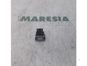 Usagé Connexion USB Fiat Grande Punto (199) 1.4 16V Prix € 25,00 Règlement à la marge proposé par Maresia Parts
