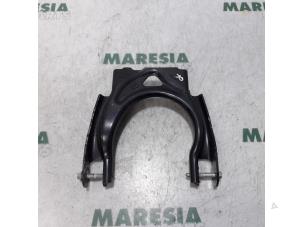 Usagé Bras de suspension haut avant droit Peugeot 407 (6C/J) 2.7 HDi V6 24V Prix € 30,00 Règlement à la marge proposé par Maresia Parts