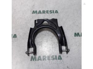Used Front upper wishbone, left Peugeot 407 (6C/J) 2.7 HDi V6 24V Price € 30,00 Margin scheme offered by Maresia Parts