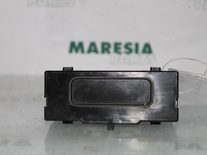 Begagnade Innerdisplay Renault Kangoo Express (FC) 1.5 dCi 60 Pris € 36,30 Inklusive moms erbjuds av Maresia Parts