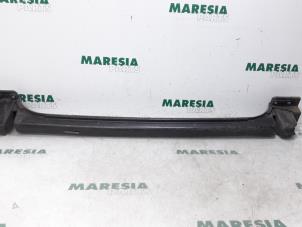 Usados Marco de parachoques detrás Peugeot 407 (6C/J) 2.7 HDi V6 24V Precio € 35,00 Norma de margen ofrecido por Maresia Parts