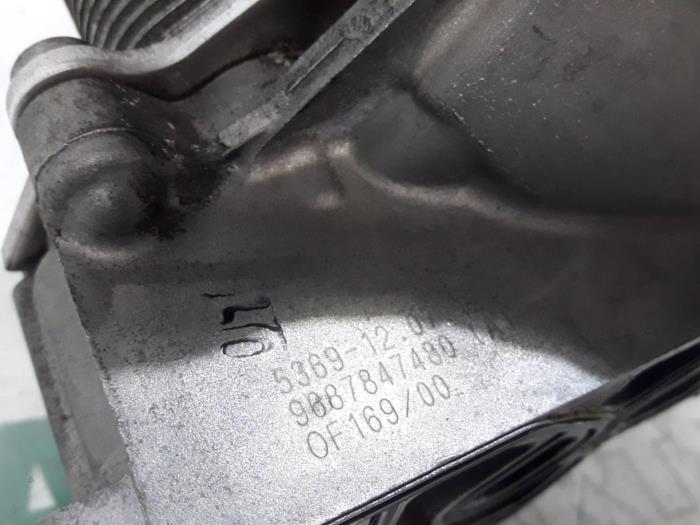 Ölfilterhalter van een Peugeot 508 SW (8E/8U) 1.6 HDiF 16V 2013