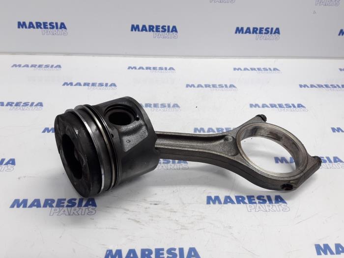 Usagé Piston Citroen C6 (TD) 2.7 HDiF V6 24V Prix € 75,00 Règlement à la marge proposé par Maresia Parts