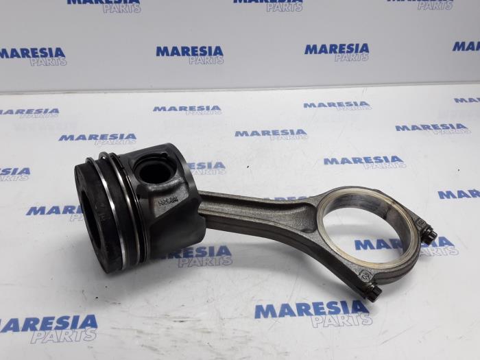 Usagé Piston Citroen C6 (TD) 2.7 HDiF V6 24V Prix € 75,00 Règlement à la marge proposé par Maresia Parts