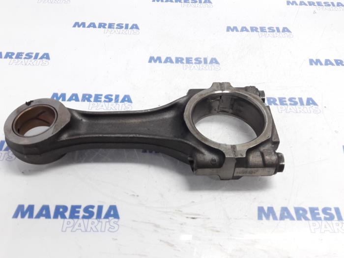 Connecting rod from a Peugeot Boxer (244) 2.8 HDi 127 2003