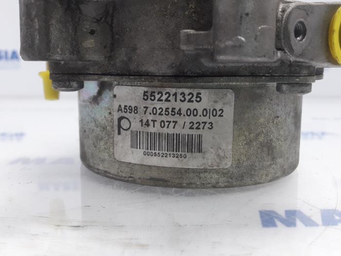 Vacuum pump (diesel) from a Fiat Ducato (250) 2.0 D 115 Multijet 2013