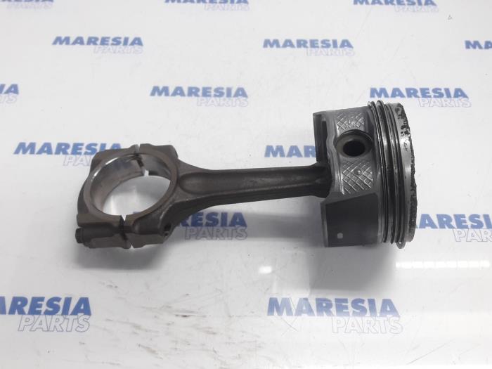 Usagé Piston Citroen C5 II Berline (RC) 2.0 16V Prix € 50,00 Règlement à la marge proposé par Maresia Parts