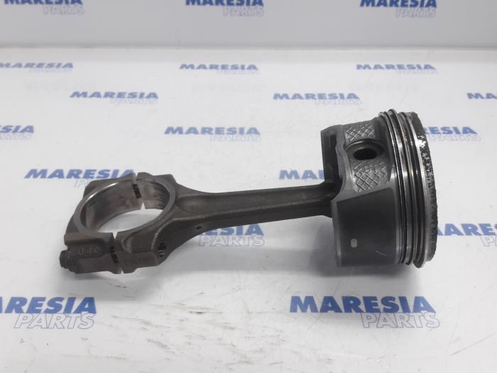 Usagé Piston Citroen C5 II Berline (RC) 2.0 16V Prix € 50,00 Règlement à la marge proposé par Maresia Parts