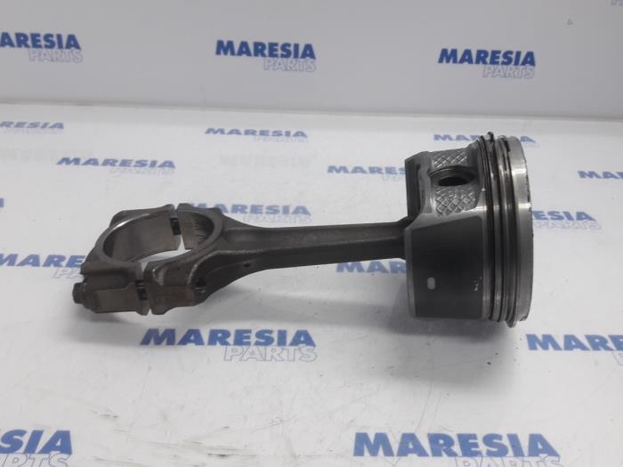 Usagé Piston Citroen C5 II Berline (RC) 2.0 16V Prix € 50,00 Règlement à la marge proposé par Maresia Parts