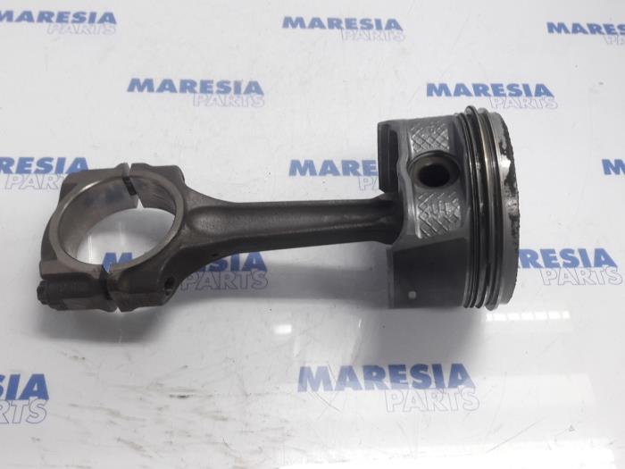Usagé Piston Citroen C5 II Berline (RC) 2.0 16V Prix € 50,00 Règlement à la marge proposé par Maresia Parts