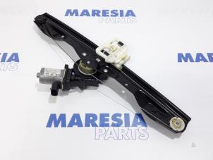 Używane Mechanizm szyby lewej przedniej wersja 4-drzwiowa Fiat Panda (312) 0.9 TwinAir 60 Cena € 50,00 Procedura marży oferowane przez Maresia Parts