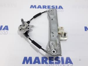 Używane Mechanizm szyby lewej tylnej wersja 4-drzwiowa Fiat Panda (312) 0.9 TwinAir 60 Cena € 35,00 Procedura marży oferowane przez Maresia Parts