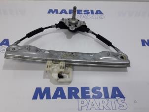Używane Mechanizm szyby prawej tylnej wersja 4-drzwiowa Fiat Panda (312) 0.9 TwinAir 60 Cena € 35,00 Procedura marży oferowane przez Maresia Parts