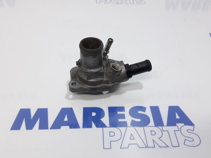 Cuerpo de termostato de un Fiat 500 (312) 0.9 TwinAir 80 2016