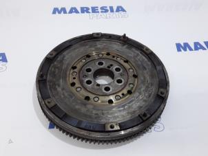 Usagé Volant moteur Alfa Romeo 159 (939AX) 1.9 JTDm Prix € 157,50 Règlement à la marge proposé par Maresia Parts