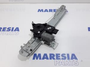 Używane Mechanizm szyby lewej tylnej wersja 4-drzwiowa Peugeot 2008 (CU) 1.2 12V e-THP PureTech 130 Cena € 75,00 Procedura marży oferowane przez Maresia Parts