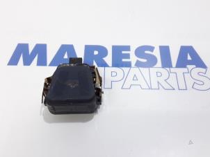 Używane Czujnik deszczu Peugeot 2008 (CU) 1.2 12V e-THP PureTech 130 Cena € 20,00 Procedura marży oferowane przez Maresia Parts