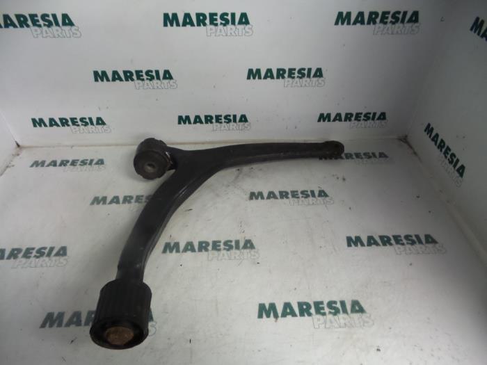 Front lower wishbone, right from a Peugeot 607 (9D/U) 2.2 HDi 16V FAP 2004
