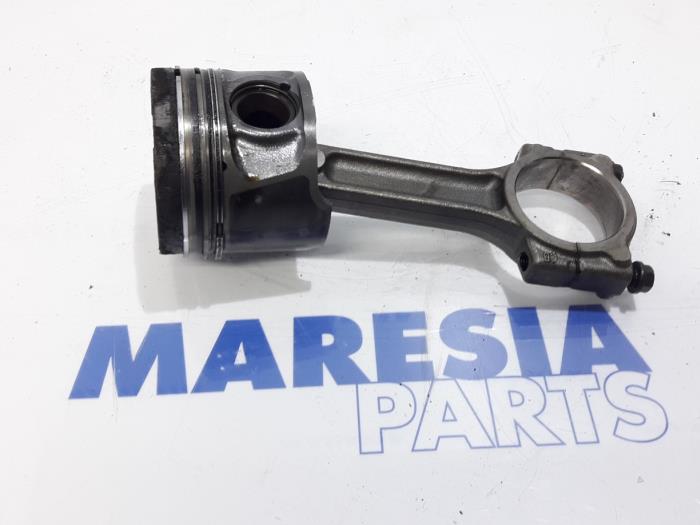 Usagé Piston Renault Megane III Grandtour (KZ) 1.5 dCi 110 Prix € 65,00 Règlement à la marge proposé par Maresia Parts