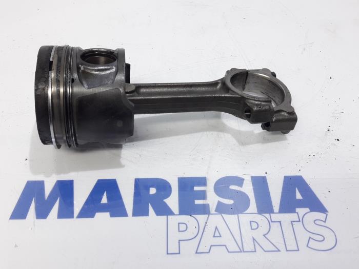 Usagé Piston Renault Megane III Grandtour (KZ) 1.5 dCi 110 Prix € 65,00 Règlement à la marge proposé par Maresia Parts