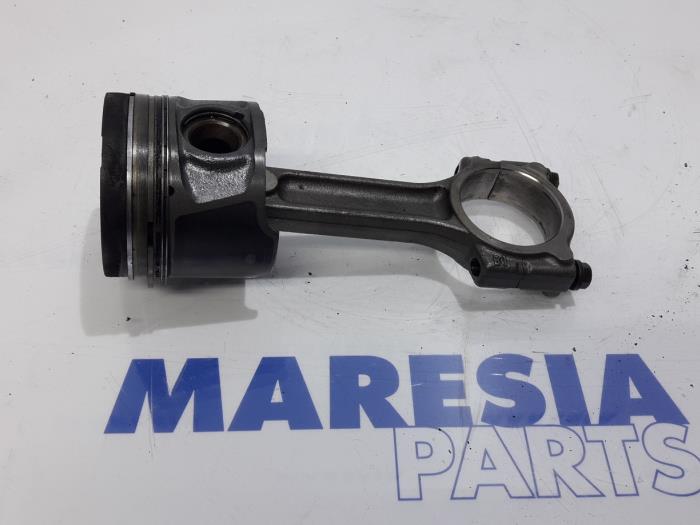 Usagé Piston Renault Megane III Grandtour (KZ) 1.5 dCi 110 Prix € 65,00 Règlement à la marge proposé par Maresia Parts