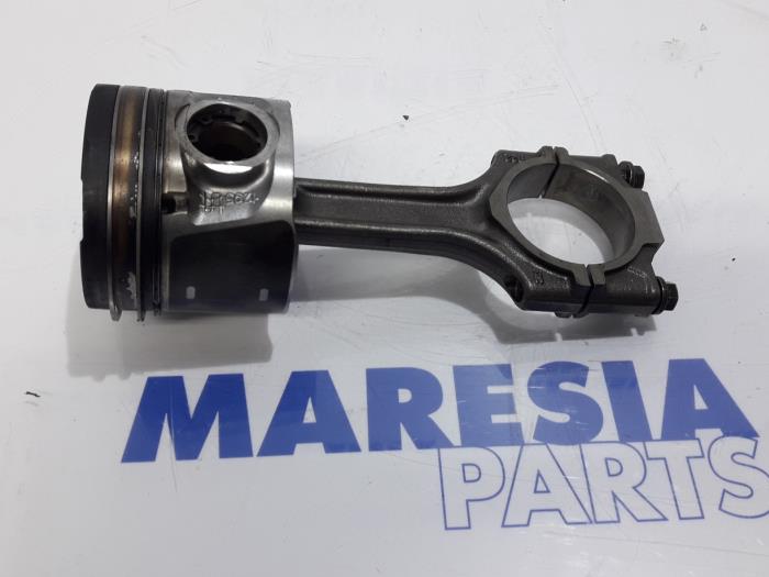 Usados Pistón Fiat Bravo (198A) 1.6 JTD Multijet 105 Precio € 75,00 Norma de margen ofrecido por Maresia Parts